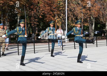 Wachablösung, Ala-zu-Platz, Bishkek, Bishkek City Region, Kirgisistan, Zentralasien Stockfoto