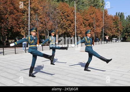 Wachablösung, Ala-zu-Platz, Bishkek, Bishkek City Region, Kirgisistan, Zentralasien Stockfoto