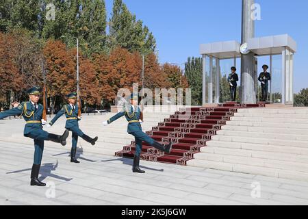 Wachablösung, Ala-zu-Platz, Bishkek, Bishkek City Region, Kirgisistan, Zentralasien Stockfoto