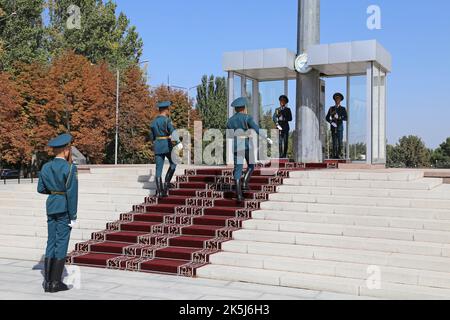 Wachablösung, Ala-zu-Platz, Bishkek, Bishkek City Region, Kirgisistan, Zentralasien Stockfoto