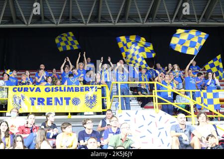 Verona, Italien. 08. Oktober 2022. ITAS Trentino Fans während WithU Verona vs ITAS Trentino, Volleyball Italienische Serie A Männer Superliga Meisterschaft in Verona, Italien, Oktober 08 2022 Quelle: Independent Photo Agency/Alamy Live News Stockfoto