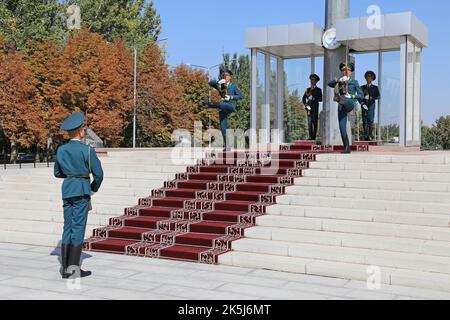 Wachablösung, Ala-zu-Platz, Bishkek, Bishkek City Region, Kirgisistan, Zentralasien Stockfoto