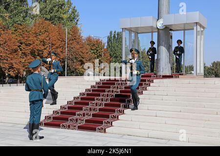 Wachablösung, Ala-zu-Platz, Bishkek, Bishkek City Region, Kirgisistan, Zentralasien Stockfoto