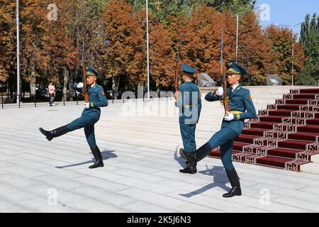 Wachablösung, Ala-zu-Platz, Bishkek, Bishkek City Region, Kirgisistan, Zentralasien Stockfoto