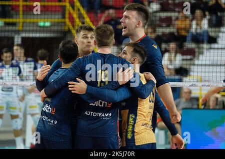 Verona, Italien. 08. Oktober 2022. Jubel von WithU Verona während WithU Verona gegen ITAS Trentino, Volleyball Italienische Serie A Männer Superliga Meisterschaft in Verona, Italien, Oktober 08 2022 Credit: Independent Photo Agency/Alamy Live News Stockfoto