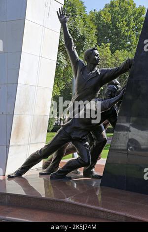 Opfer für das Denkmal der Freiheit des Volkes, Chui Avenue, Bishkek, Bishkek City Region, Kirgisistan, Zentralasien Stockfoto