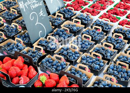 Frisches Obst und Gemüse, Markt auf dem Cours Saleya, Stadtzentrum, Nizza, Departement Alpes-Maritimes, Region Provence-Alpes-Cote d'Azur, Frankreich Stockfoto