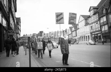 Am 17 fand der Ostermarsch 1. gegen Atomwaffen auf deutschem Boden statt. 4. 1960, hier in Hannover nach Bergen-Hohne und von Hamburg. Nur etwa 300 Stockfoto