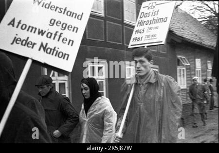 Am 17 fand der Ostermarsch 1. gegen Atomwaffen auf deutschem Boden statt. 4. 1960, hier in Hannover nach Bergen-Hohne und von Hamburg. Nur etwa 300 Stockfoto