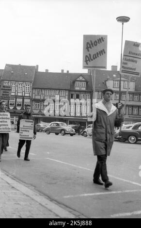 Am 17 fand der Ostermarsch 1. gegen Atomwaffen auf deutschem Boden statt. 4. 1960, hier in Hannover nach Bergen-Hohne und von Hamburg. Nur etwa 300 Stockfoto