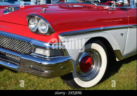 Ford Fairlane 500, Skyliner, 1958, mit weißweißen Reifen, bei einem Oldtimertreffen in Büsum, Deutschland Stockfoto