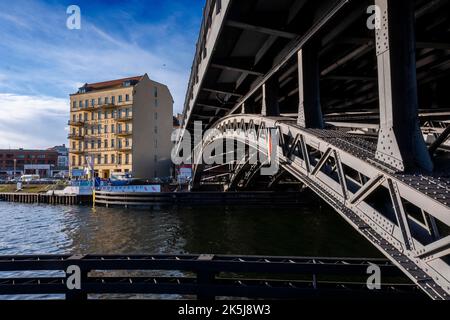 Deutschland, Berlin, 19. 02. 2020, Bahnbrücke Friedrichstraße, über die Spree, Zimt- und Zuckercafé Stockfoto