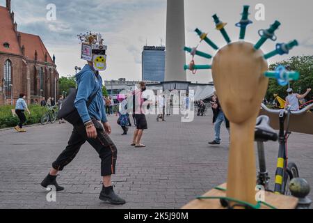 Deutschland, Berlin, 23. 05. 2020, Protest gegen Corona-Beschränkungen, Tanz zu Techno Music unter dem Fernsehturm, Mann mit Spritzen, Spritzenkopf Stockfoto