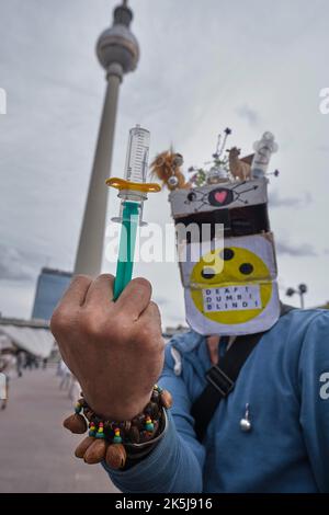 Deutschland, Berlin, 23. 05. 2020, Protest gegen Corona-Beschränkungen, Tanz zu Techno Music unter dem Fernsehturm, Mann mit Spritzen Stockfoto