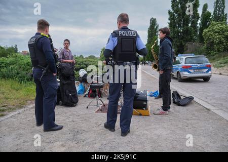 Deutschland, Berlin, 23. 05. 2020, Mauerpark, Polizei Verbot Straßenkonzert, nachdem Bewohner beschweren Stockfoto