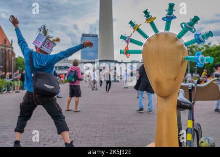 Deutschland, Berlin, 23. 05. 2020, Protest gegen Corona-Beschränkungen, Tanz zu Techno Music unter dem Fernsehturm, Mann mit Spritzen, Spritzenkopf Stockfoto