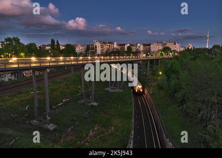 Deutschland, Berlin, 04. 05. 2020, Blick auf Schwedter Steg, Backgebäude Giebel der Kopenhagener Straße, von der Behmbrücke, S-Bahn Stockfoto