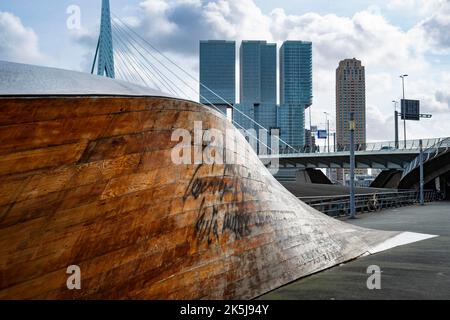 Artwork Twist & Shout von Martand Khosla, dahinter die Erasmus-Brücke und Wolkenkratzer, Rotterdam, Südholland, Niederlande Stockfoto