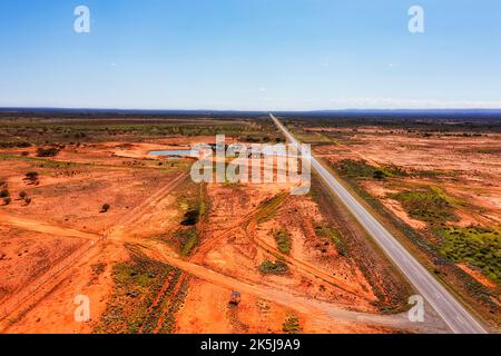 Roadhouse in Little Topar auf dem A32 Barrier Highway in der Nähe der Silberbergbaustadt Broken Hill im australischen Outback - Luftlandschaft. Stockfoto