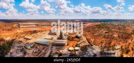 Junction Mine in der Bergbaustadt Broken Hill im australischen Outback - Luftpanorama über Tagebau und Lagerhallen. Stockfoto