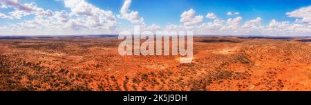 Trockener, trockener Outback auf rotem Boden rund um Broken Hill, die australische Stadt - Luftpanorama über die abgelegene Farm. Stockfoto