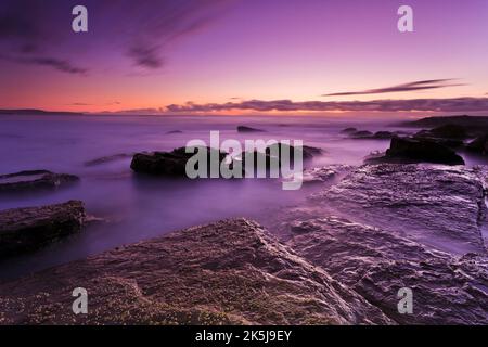 Walstrand an Sydney Nordstrände bei Sonnenaufgang - Pazifikküste Australiens. Stockfoto