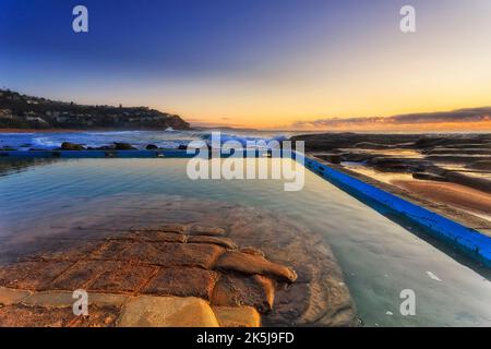 Schwimmen Freizeit Rock Pool am Whale Beach von Sydney nördlichen Stränden bei Sonnenaufgang. Stockfoto