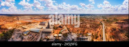 Junction Mine in Broken Hill, einer Bergbaustadt im australischen Outback - Luftpanorama über die Tagebaumine und die Innenstadt. Stockfoto