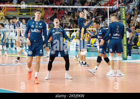 Verona, Italien. 08. Oktober 2022. Jubel von Rok Movic - WithU Verona während WithU Verona gegen ITAS Trentino, Volleyball Italienische Serie A Superliga-Meisterschaft der Männer in Verona, Italien, Oktober 08 2022 Quelle: Independent Photo Agency/Alamy Live News Stockfoto