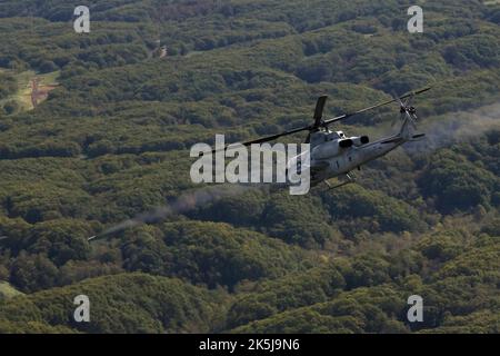 Yausubetsu Manövriergebiet, Japan. 06. Oktober 2022. Ein US-Marines AH-1Z Viper-Angriffshubschrauber mit dem Marine Light Attack Helicopter Squadron 469 feuert AGM-65 Maverick-Raketen während der gemeinsamen Übung Resolute Dragon 22 im Yausubetsu-Manövergebiet am 6. Oktober 2022 in Hokkaido, Japan, auf ein Ziel. Resolute Dragon 22 ist eine jährliche bilaterale Übung zur Stärkung der Verteidigungsfähigkeit der US-Japan Alliance. Kredit: Cpl. Lorenzo Ducato/USA Marine Corps/Alamy Live News Stockfoto