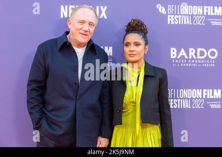 London, Großbritannien. 08. Oktober 2022. Salma Hayek (R) und Ehemann François-Henri Pinault besuchen die britische Premiere von Bardo, False Chronicle of A Handle of Truths während des BFI London Film Festival 66. in der Southbank Centre Royal Festival Hall. Kredit: SOPA Images Limited/Alamy Live Nachrichten Stockfoto