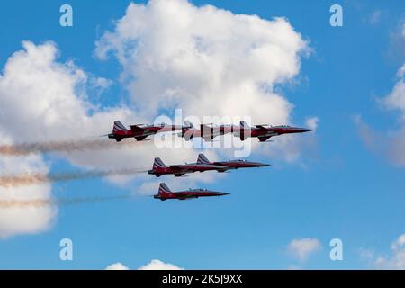 Duxford, Cambridgeshire, Großbritannien. 8. Okt 2022. Das Kunstflugteam der Schweizer Luftwaffe, Patrouille Suisse, kam zum Duxford Flying Finale. Quelle: Stuart Robertson/Alamy Live News. Stockfoto