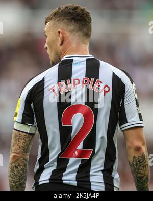 Die Rückseite von Kieran Trippier #2 des Trikots von Newcastle United während des Premier League-Spiels Newcastle United gegen Brentford im St. James's Park, Newcastle, Großbritannien, 8.. Oktober 2022 (Foto by Mark Cosgrove/News Images) Stockfoto