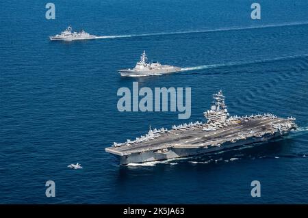 Busan, Südkorea. 01. Oktober 2022. Ein F/A-18E Super Hornet Kampfjet der US Navy startet vom Flugdeck des nuklearen Superträgers USS Ronald Reagan der Nimitz-Klasse und dampft in Formation mit den südkoreanischen ROKS Seoae Ryu Seong-ryong und ROKS Gwanggaeto the Great, während eines gemeinsamen Marinekriegstrainings im Japanischen Meer, 1. Oktober, 2022 in der Nähe von Busan, Südkorea. Stockfoto