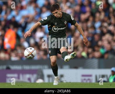 Manchester, England, 8.. Oktober 2022. Romain Perraud von Southampton während des Spiels der Premier League im Etihad Stadium, Manchester. Bildnachweis sollte lauten: Darren Staples / Sportimage Stockfoto