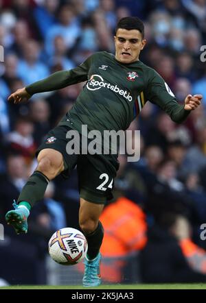 Manchester, England, 8.. Oktober 2022. Mohammed Elyounoussi aus Southampton während des Spiels der Premier League im Etihad Stadium in Manchester. Bildnachweis sollte lauten: Darren Staples / Sportimage Stockfoto