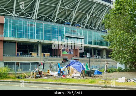 Obdachloses Lager neben dem Lumen Field in der Innenstadt von Seattle, Washington. Stockfoto