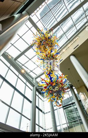 Eine Chihuly Glasskulptur hängt in der Lobby der Lincoln Square Mall in Bellevue, Washington, einem Vorort von Seattle. Stockfoto