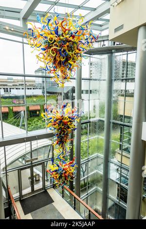 Eine Chihuly Glasskulptur hängt in der Lobby der Lincoln Square Mall in Bellevue, Washington, einem Vorort von Seattle. Stockfoto