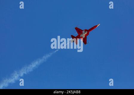 Duxford, Cambridgeshire, Großbritannien. 8. Okt 2022. Das Kunstflugteam der Schweizer Luftwaffe, Patrouille Suisse, zeigt sich beim Duxford Flying Finale. Quelle: Stuart Robertson/Alamy Live News. Stockfoto