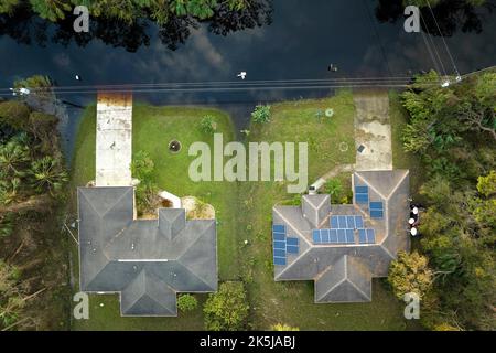 Umgeben von Hurrikan Ian Regen überflutet Gewässer Häuser in Florida Wohngebiet. Folgen einer Naturkatastrophe. Stockfoto