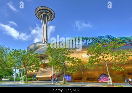 Das Museum of Pop Culture mit Space Needle in Seattle, Washington. Stockfoto