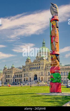 Das Volk der Küstensalise Wissen Totem Pole vor dem Parlamentsgebäude von British Columbia in Victoria, Kanada. Stockfoto