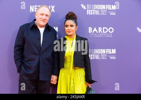 London, Großbritannien. 08. Oktober 2022. Salma Hayek (R) und Ehemann François-Henri Pinault besuchen die britische Premiere von Bardo, False Chronicle of A Handle of Truths während des BFI London Film Festival 66. in der Southbank Centre Royal Festival Hall. (Foto: Pietro Recchia/SOPA Images/Sipa USA) Quelle: SIPA USA/Alamy Live News Stockfoto