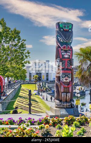 Der Kwakiut-Totempfahl des Robert Bateman Center in Victoria, Kanada. Stockfoto