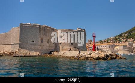 DUBROVNIK, KROATIEN, EUROPA - Hafenumzug zur ummauerten Festungsstadt Dubrovnik an der Dalmatiner Küste. Stockfoto