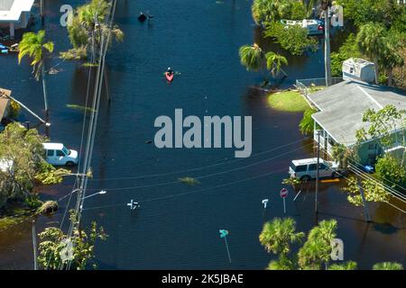 Überflutete Häuser durch Hurrikan Ian Regen in Florida Wohngebiet. Folgen einer Naturkatastrophe. Stockfoto