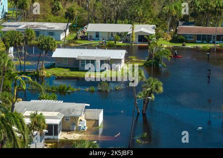 Überflutete Häuser durch Hurrikan Ian Regen in Florida Wohngebiet. Folgen einer Naturkatastrophe. Stockfoto