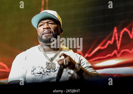 Hamburg, Deutschland. 08. Oktober 2022. US-Rapper Curtis '50 Cent' Jackson tritt während seines Konzerts in der Barclaycard Arena auf der Bühne auf. Jackson spielt drei Konzerte in Deutschland. Der Gründer der G-Unit kommt im Oktober nach Stuttgart und München. Quelle: Axel Heimken/dpa/Alamy Live News Stockfoto