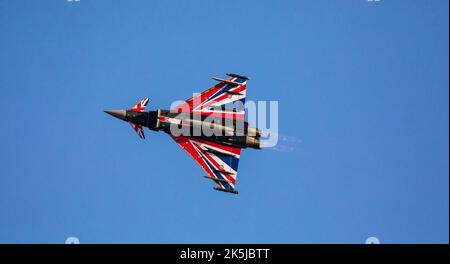 Duxford, Cambridgeshire, Großbritannien. 8. Okt 2022. Ein RAF Eurofighter Typhoon FGR.4, geflogen von Flight Lieutenant Adam O’Hare von 29. Squadron (RAF Coningsby), der beim Duxford Flying Finale ausstellt. Quelle: Stuart Robertson/Alamy Live News. Stockfoto